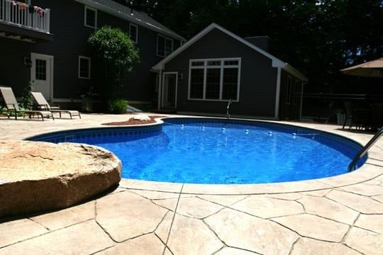 kidney shaped inground swimming pool
